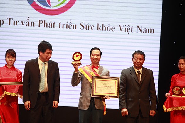 Ông Nguyễn Bá Toàn - giám đốc công ty cổ phần tư vấn phát triển sức khỏe Việt Nam lên nhận giải thưởng Top 10 thương hiệu chăm sóc sức khỏe chất lượng vàng 2016