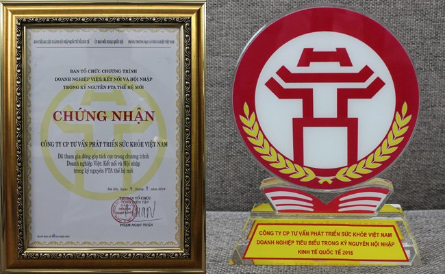 Cup và giấy chứng nhận Công ty CP tư vấn phát triển sức khỏe Việt Nam là doanh nghiệp tiêu biểu trong kỷ nguyên hội nhập kinh tế quốc tế