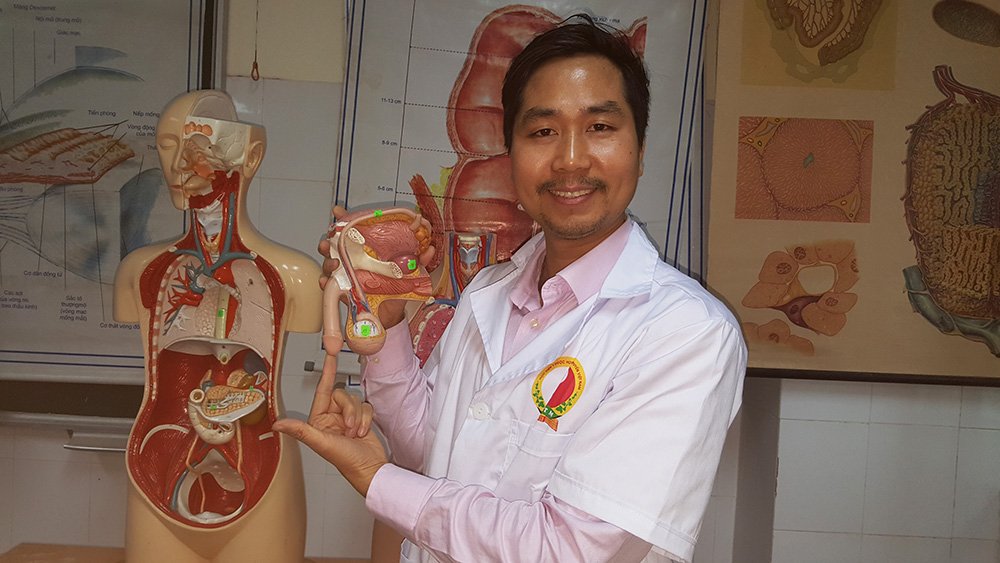 Chuyên gia Nguyễn Bá Toàn tại lớp giải phẫu sinh lý người - Học viên y dược học cổ truyền Việt Nam