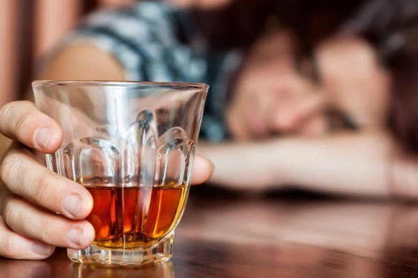 Uống rượu thường xuyên có thể gây ức chế tinh thần, cản trở khả năng tình dục, dẫn đến chứng xuất tinh sớm