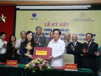 Bộ trưởng bộ y tế Nguyễn Thị Kim Tiến tặng quà cho Hội giáo dục chăm sóc sức khỏe cộng đồng Việt Nam